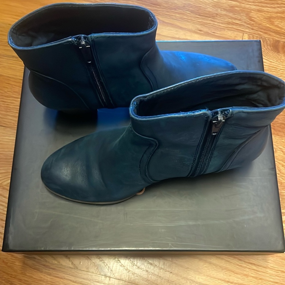 Sole Society So-Romy leathers blue boots, size 6.5, distress look, gently worn